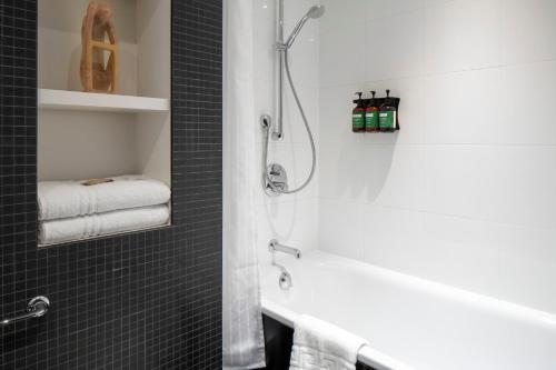Un baño de Crowne Plaza London - Docklands by IHG