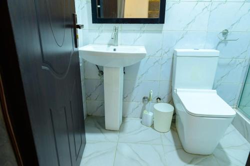 Ένα μπάνιο στο Cc & Cg Homes Cozy 2 Beds Apart-24Hrs Power WIFI Security