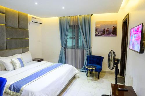 Ένα ή περισσότερα κρεβάτια σε δωμάτιο στο Cc & Cg Homes Cozy 2 Beds Apart-24Hrs Power WIFI Security