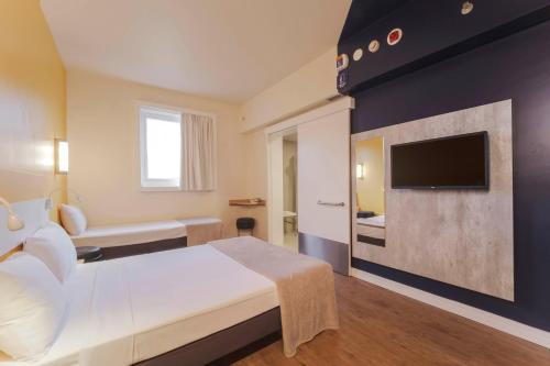 Postel nebo postele na pokoji v ubytování Ibis Budget Farroupilha