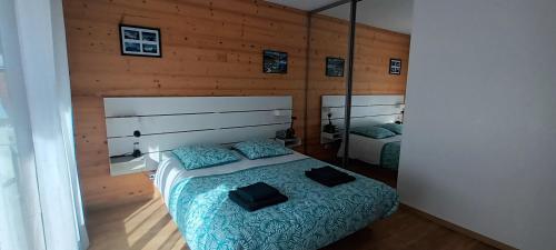 a bedroom with a bed and a mirror at Le Flory'lège in Saint-Gervais-les-Bains