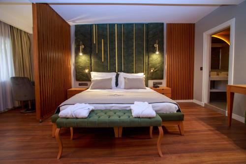 Una cama o camas en una habitación de Best Western Izmir Hotel