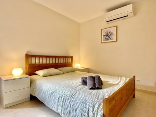 a bedroom with a bed with two towels on it at Villa Libelula in L'Ametlla de Mar