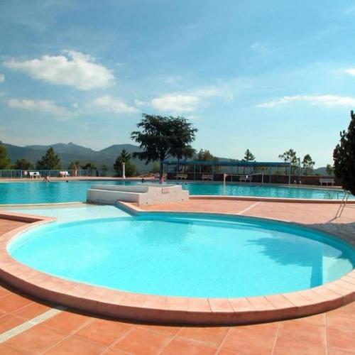 - une grande piscine bleue revêtue de carrelage dans l'établissement Appartement (F2) dans le domaine du Capitou Fréjus, à Fréjus