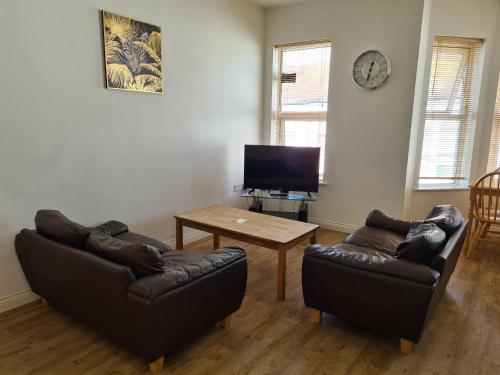 Μια τηλεόραση ή/και κέντρο ψυχαγωγίας στο Yarmouth Apartments, Street Permit Parking, Close To Everything, Beach, Pier, Free WIFI