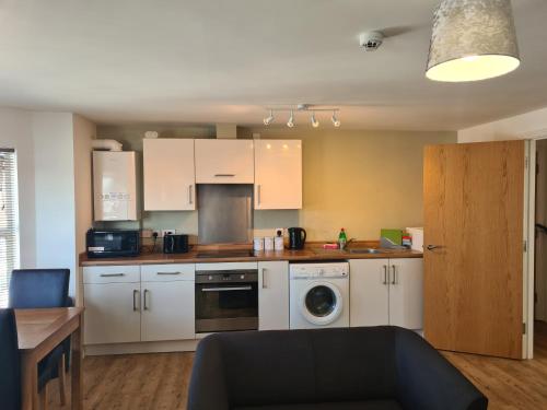 Η κουζίνα ή μικρή κουζίνα στο Yarmouth Apartments, Street Permit Parking, Close To Everything, Beach, Pier, Free WIFI