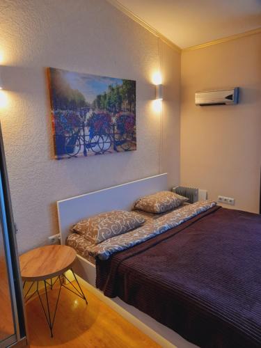 een hotelkamer met 2 bedden en een tafel bij Studio apartments in center NEW 5 floor in Ivano-Frankivsʼk