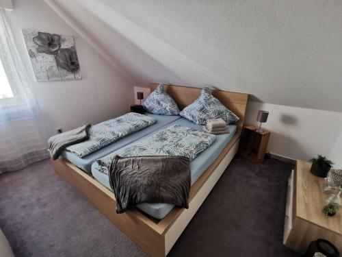a bedroom with a bed with blue sheets and pillows at 2,5 Zimmer Wohnung Hennef Nähe Siebengebirge in Uckerath