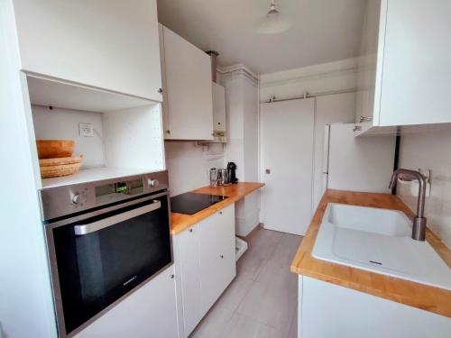 Dapur atau dapur kecil di Room & parking in shared appartment with proprietor l 25 mins from Paris Gare du Nord, CDG airport & Stade de France