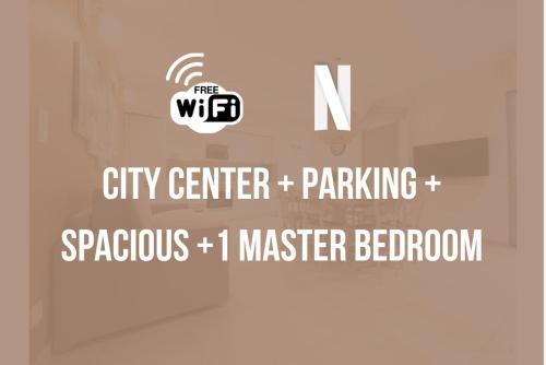 Un panneau indiquant le parking du centre-ville et la salle de bains principale spontanée dans l'établissement Centre Historique- FREE Parking-WIFI-CAMPAGNE CHIC- SLEEPNTRIPBEZIERS, à Béziers