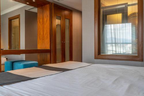 a bed in a room with a window and a bed sidx sidx at Residence Hotel By Ketenci in Izmir