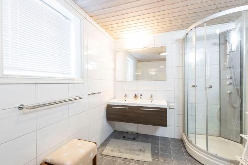 a bathroom with a sink and a shower and a mirror at Rauland Feriesenter in Rauland