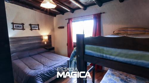 a bedroom with two bunk beds and a window at Cabañas en Valle de Uco in Tunuyán