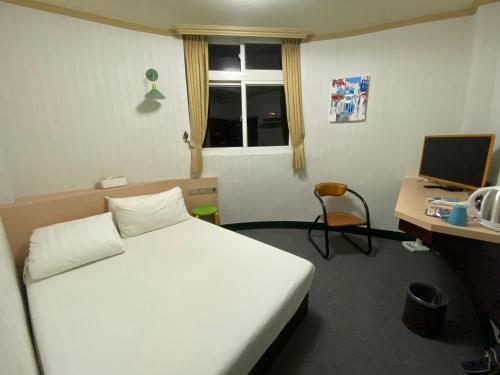 Tempat tidur dalam kamar di Rich Zone Hotel