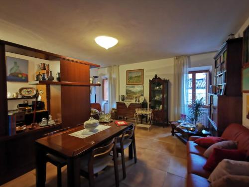 a living room with a table and a couch at Rua dell'arco n.11 in Ascoli Piceno