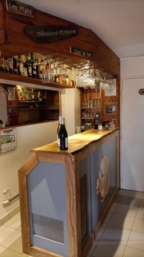 a kitchen with a bar with a counter top at Auberge l'écureuil in Châteauneuf-dʼEntraunes