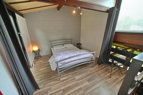 1 dormitorio con 1 cama en una habitación en Horlès 114, en Virton