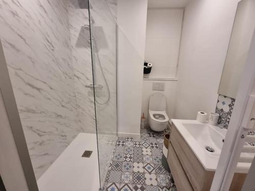 Koupelna v ubytování Les suites d’Emma