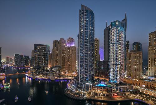 uma vista para o horizonte da cidade à noite em InterContinental Dubai Marina, an IHG Hotel em Dubai