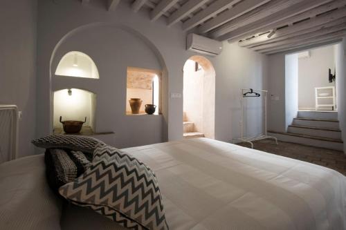 カルモナにあるApartamento La Casa del Santoのベッドルーム1室(白い大型ベッド1台付)