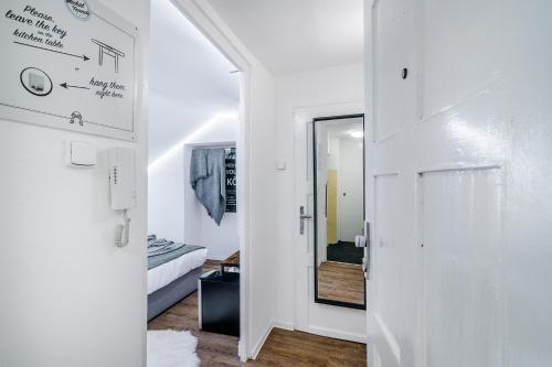 un pasillo con una puerta blanca que conduce a un dormitorio en Florenc Apartments Prague 1 by Michal&Friends, en Praga