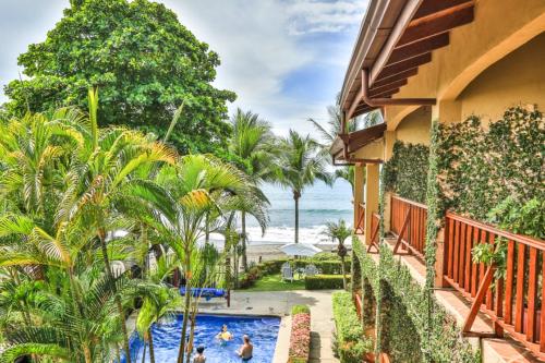 Κήπος έξω από το The Backyard Beachfront Hotel