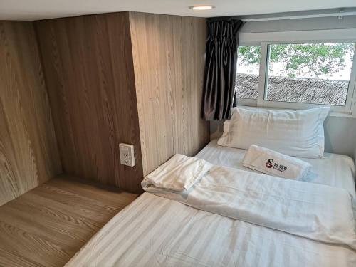 Postel nebo postele na pokoji v ubytování So Good Haad Rin Hostel