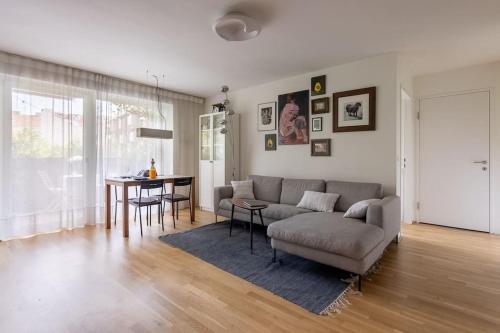 Dream Apartment - central and quiet with AC and free parking garage