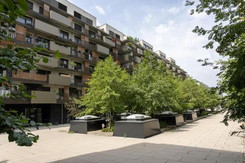 Dream Apartment - central and quiet with AC and free parking garage