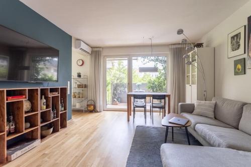 Dream Apartment - central and quiet with AC and free parking garage