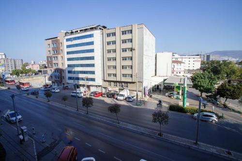 El barrio en el que está el hotel o un barrio cercano