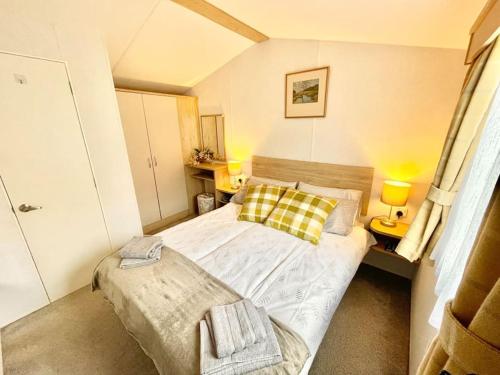 a small bedroom with a bed and a window at "The Snug" in Knaresborough