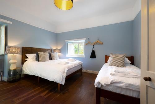 Katil atau katil-katil dalam bilik di Topside House - Beautiful 7 bedroom house with hottub wifi and parking near Bath Wells Frome