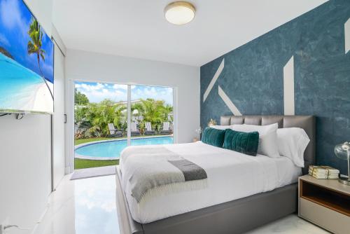 a bedroom with a large bed and a swimming pool at Family 5BR Miami Resort Pool, Sports & BBQ Oasis L04 in Miami