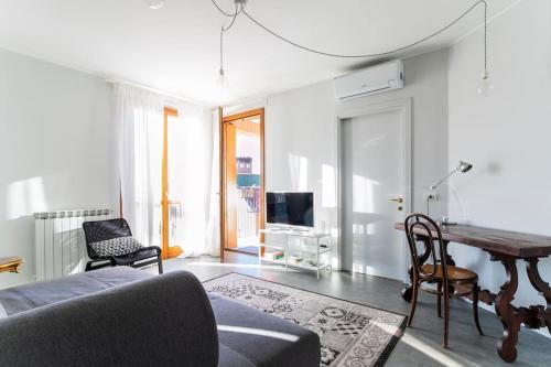 BLACK & WHITE flat in Naviglio/ porta Genova