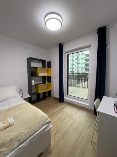 1 dormitorio con cama y ventana grande en comfy guest Apartment, en Varsovia