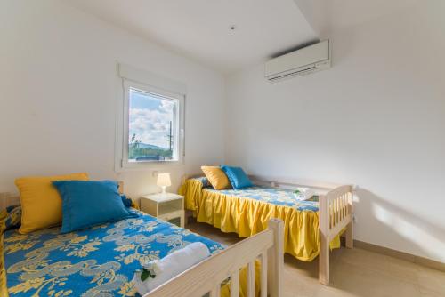 アルクーディアにあるIdeal Property Mallorca - Can Micaloのベッドルーム1室(ベッド2台、窓付)
