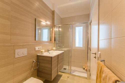 アルクーディアにあるIdeal Property Mallorca - Can Micaloのバスルーム(シンク、シャワー付)