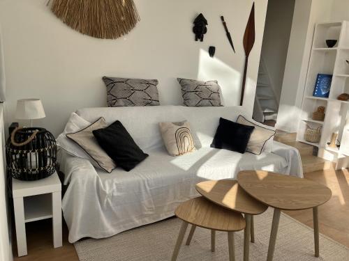 - un lit blanc avec des oreillers dans l'établissement Cabanon contemporain - Côte bleue - Calanque de la Redonne, à Ensuès-la-Redonne