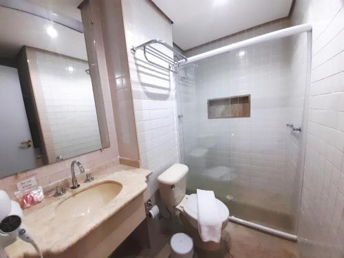 uma casa de banho com um WC, um lavatório e um chuveiro em Flat INCRIVEL proximo Shoppings JK e Vila Olimpia em São Paulo
