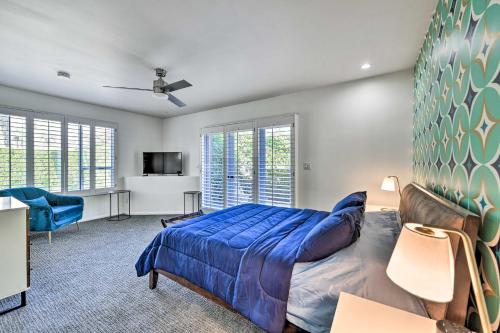una camera con letto king-size e divano di Luxe Palm Springs Home with Backyard Oasis! a Palm Springs