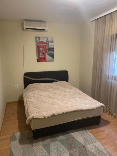 een slaapkamer met een bed en airconditioning bij Max Apartments in Podgorica
