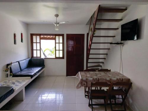 ein Wohnzimmer mit einem Sofa und einem Tisch in der Unterkunft Uma PAUSA na sua vida, com: sol, praia e sossego! in Cabo Frio