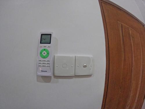 un iPod collegato a una presa a muro di New Star Light a Mirissa