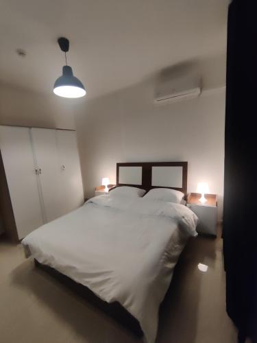 Tempat tidur dalam kamar di apartment 60m for rent abdullah ghosheh-st jordan