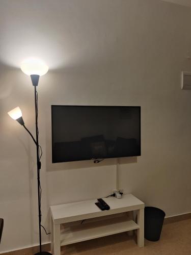 apartment 60m for rent abdullah ghosheh-st jordanにあるテレビまたはエンターテインメントセンター