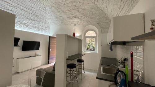una cucina e un soggiorno con soffitto a cassettoni di ELEGANZA del RICCIO a Parma