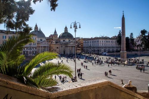 a group of people walking around a city square at Palazzo Venere in Rome