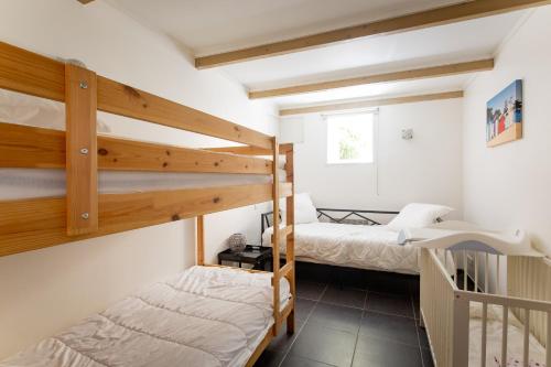 - une chambre avec 2 lits superposés et un escalier dans l'établissement Villa SAVANE, à Arcachon