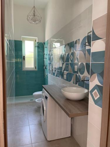 ロクリにあるLa mia casa di Locriのバスルーム(洗面台、トイレ、シャワー付)